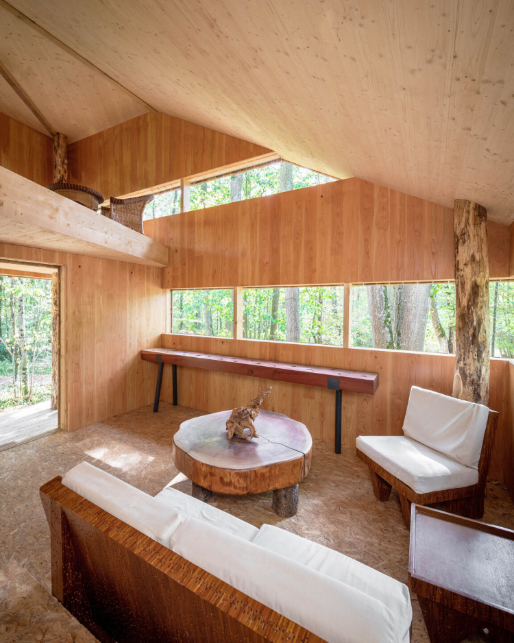 Topli, udoban i dobro osvetljen enterijer kuće u potpunosti izgrađene od drveta